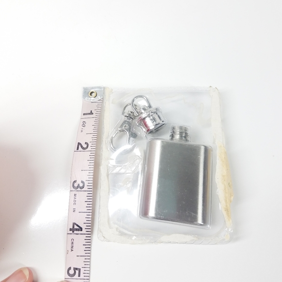 1oz Stainless Steel Keychain Liquor Flask - Picture 4 of 6